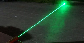 Qual è il raggio d'azione visibile del puntatore laser ad alta potenza?